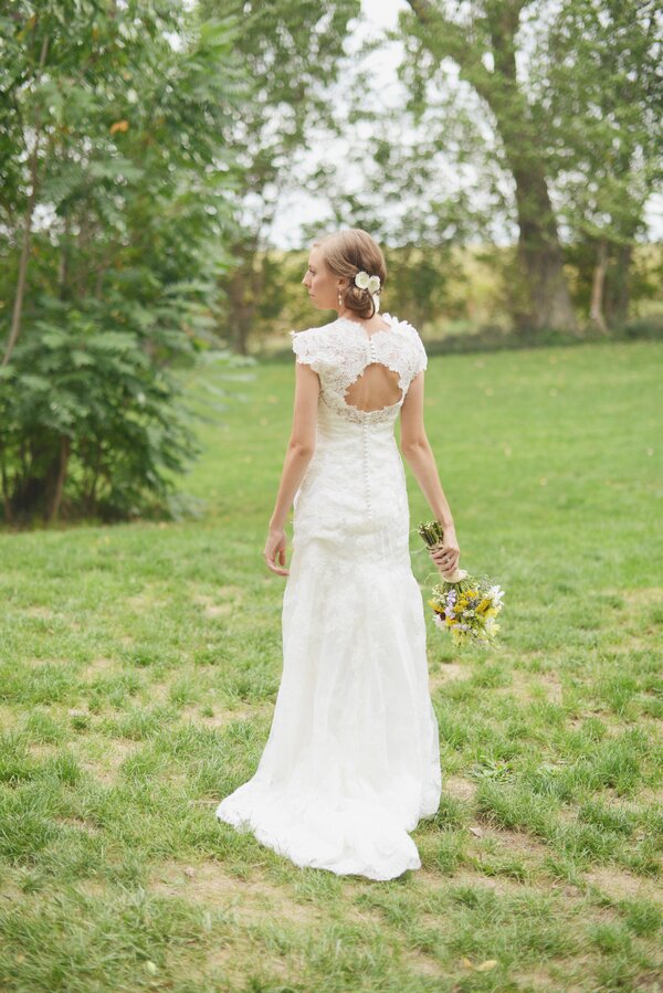 Iowa_Barn_Wedding_by_Hannah_White_Photography.04 Iowa Barn Wedding