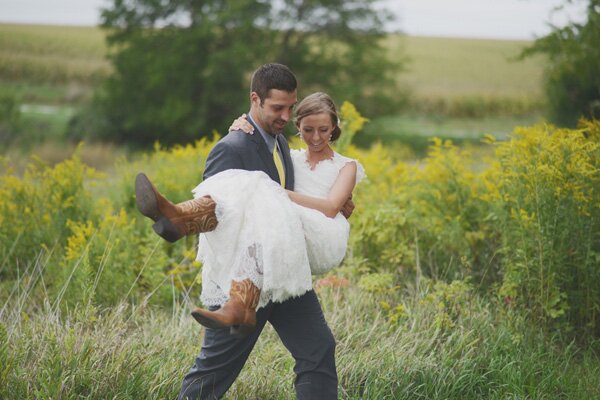 Iowa_Barn_Wedding_by_Hannah_White_Photography.07 Iowa Barn Wedding