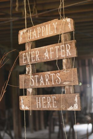 Iowa_Barn_Wedding_by_Hannah_White_Photography.16 Iowa Barn Wedding
